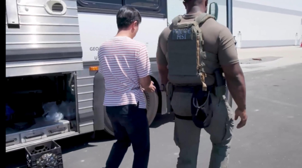 결박당한 채 연행되는 한국인 추정 현장 근로자. (사진=연합뉴스)