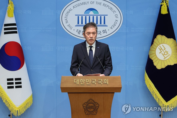 7일 조국혁신당 황현선 사무총장이 서울 여의도 국회 소통관에서 당내 성 비위 사건에 대해 사과하고 사퇴 의사를 밝히는 기자회견을 하고 있다. (사진=연합뉴스)