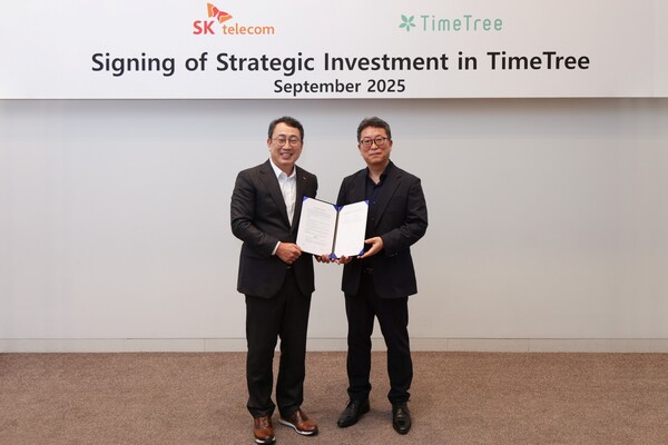 투자 계약 및 전략적 파트너십 체결 후 유영상 SK텔레콤 CEO(왼쪽)와 박차진 타임트리 대표이사가 기념촬영을 진행하고 있다. 사진=SKT