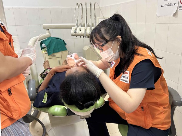 제주항공이 열린의사회와 함께 지난 3일부터 8일까지 라오스 루앙프라방에서 27번째 해외의료봉사활동을 진행했다. 사진=제주항공