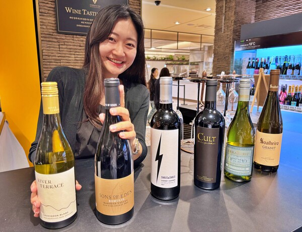 소공동 본점 와인 매장에서 모델이 더 블라인드 서울의 심판 2025 수상 와인을 선보이는 모습. 사진=롯데백화점 제공