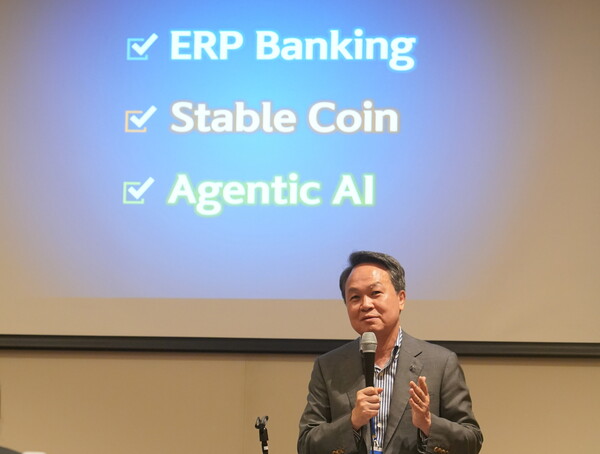 신한금융그룹은 지난 28일부터 이틀간 제주도에서 금융 담당 애널리스트 30여 명을 초청해 '신한금융그룹 애널리스트 데이'를 개최했다. 첫 날 진행된 세미나에서 진옥동 신한금융그룹 회장이 발표를 하고 있다. 사진=신한금융그룹 제공