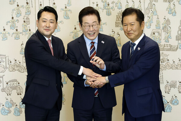 이재명 대통령(가운데)이 8일 용산 대통령실에서 여야 지도부 오찬 회동에 참석한 정청래 더불어민주당 대표(맨 오른쪽), 장동혁 국민의힘 대표(맨 왼쪽)와 손을 맞잡고 기념촬영을 하고 있다. 사진=연합뉴스 