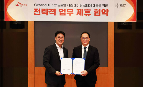  장혁수 SK AX ESG/SHE본부장(왼쪽)과 이정륜 IBCT 대표가 경기도 성남시 분당구 SK AX 본사에서 '카테나-X 기반 글로벌 제조 데이터 생태계 대응 위한 업무 협약(MOU)식'을 가졌다. 사진=SK AX
