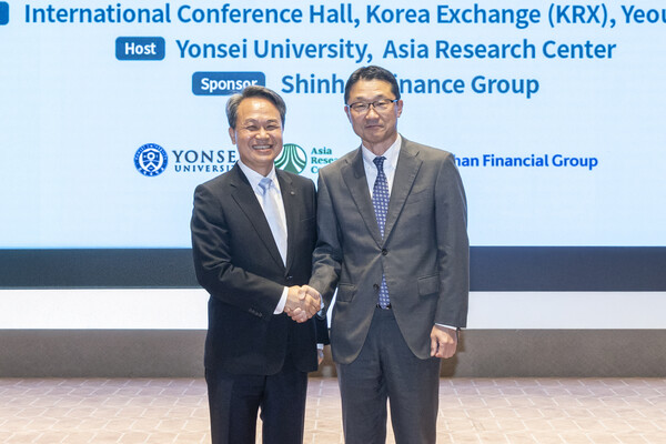신한금융그룹은 지난 4일과 8일 이틀간 서울 여의도 한국거래소에서 연세대학교 환경금융대학원이 주최하고 신한금융이 후원한 ‘한·일 금융협력 세미나’가 개최됐다고 9일 밝혔다. 이날 행사에 참석한 (사진 왼쪽)진옥동 신한금융그룹 회장, 이토 유타카 일본 금융청장이 기념촬영을 하고 있다. 사진=신한금융그룹 제공