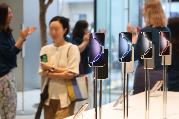 애플의 첫 인공지능(AI) 스마트폰 '아이폰16 시리즈'가 출시된 지난해 서울 중구 명동 애플스토어에서 시민들이 구매를 위해 줄지어 입장하는 모습. 사진=연합뉴스