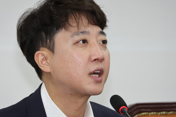 이준석 개혁신당 대표도 이날 정 대표의 본회의 교섭단체 대표 연설 관련 "강성 지지층을 겨냥한 자극적 언사만 난무했다"며 평가 절하했다. 