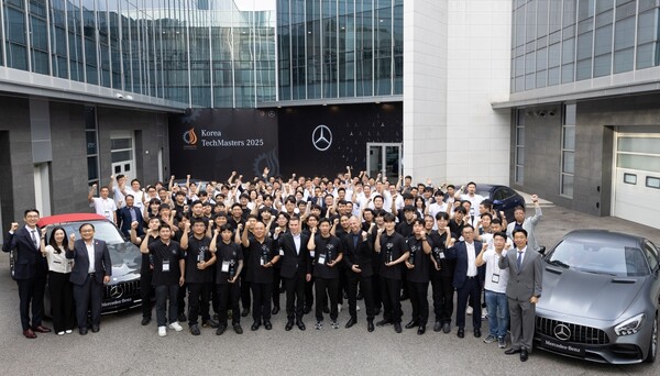 2025 한국 테크마스터 대회에 참가한 인원들이 단체 사진을 촬영하고 있다. 사진=메르세데스-벤츠 코리아 제공