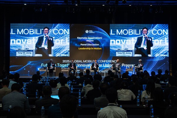 9일 서울 웨스틴 조선 호텔에서 열린 '2025 글로벌 모빌리티 콘퍼런스'에서 주요 참석자들의 토론이 진행되는 모습. 사진=한국교통안전공단 제공