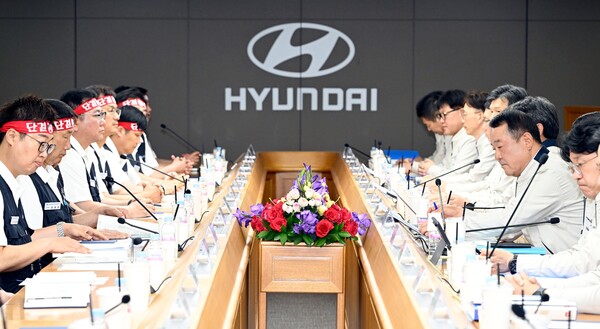 현대자동차 노사 대표가 지난 6월 18일 울산공장에서 올해 임금 및 단체협약 상견례를 열고 있다. 사진=현대차