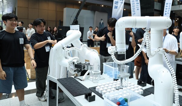 경진대회 참가자들이 다관절 협동 롯봇 챌린지를 수행하고 있다. 사진=포스코홀딩스