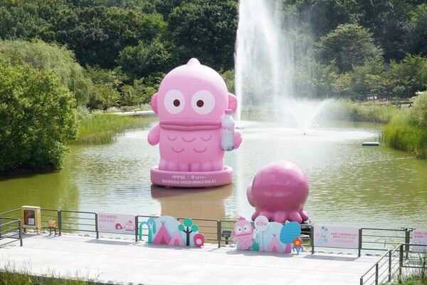 롯데칠성음료가 다음 달 12일까지 산리오의 인기 캐릭터 ‘한교동’ 및 ‘사유리’와 협업해 월영지 내 대형 조형물을 설치하고 수질 정화 로봇을 활용해 친환경 캠페인을 운영한다. 사진=롯데칠성음료