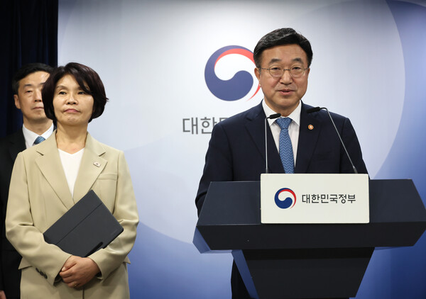지난 7일 서울 종로구 정부서울청사에서 윤호중 행정안전부 장관과 더불어민주당 한정애 정책위의장이 정부조직 개편 방안에 대해 발표하고 있다. 사진=연합뉴스
