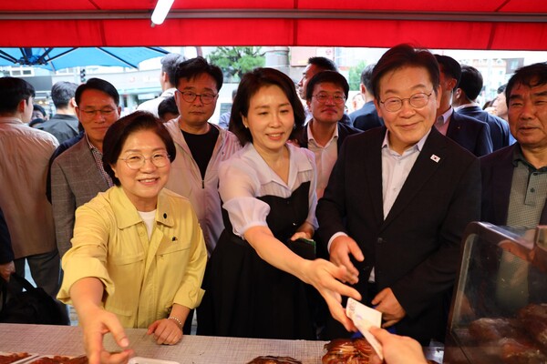’이재명 대통령과 김혜경 여사가 광복절 연휴 마지막 날인 지난달 17일 은평구 불광동 연서시장을 찾아 상인들과 소통하며, 민생 현장을 챙겼다. 사진=은평구