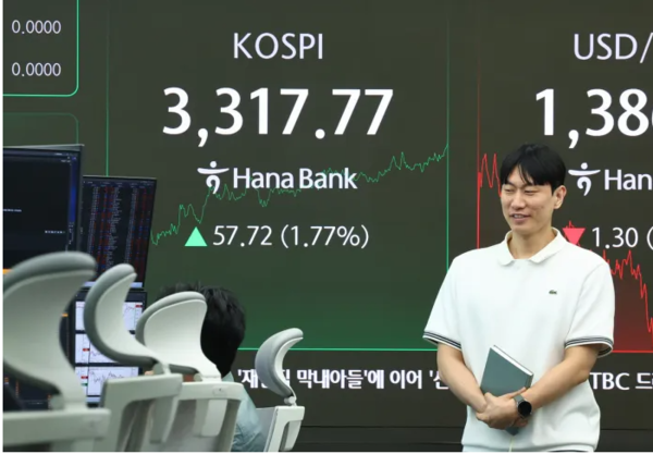 코스피가 장중 사상 최고점 3,316.08(2021년 6월 25일)을 넘어선 10일 서울 중구 하나은행 본점 딜링룸 현황판에 코스피가 표시돼 있다. 사진=연합뉴스