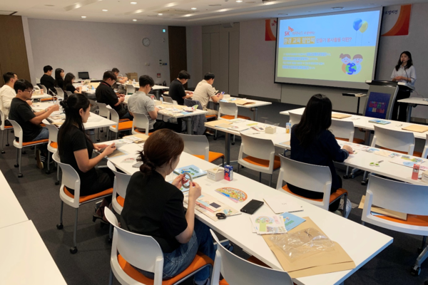 '탄소중립 팝업북' 제작 봉사활동에 참여하고 있는 SK이터닉스 임직원들. 사진=SK이터닉스