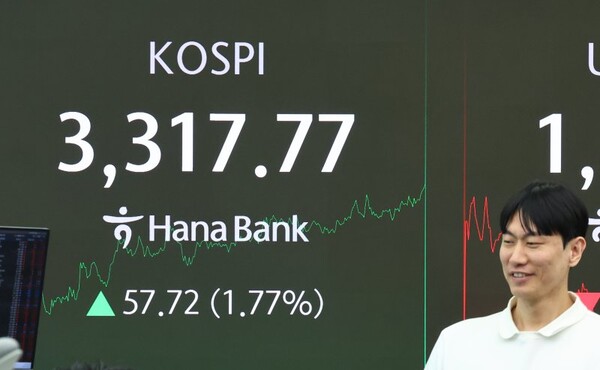 코스피가 장중 사상 최고점인 3316.08(2021년 6월 25일)을 넘어선 10일 서울 중구 하나은행 본점 딜링룸 현황판에 코스피가 표시돼 있다. 사진=연합뉴스
