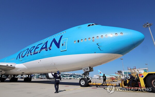 미국 조지아주에 구금된 한국인들을 태울 대한항공 전세기가 10일 인천국제공항 2터미널 계류장에서 이륙을 준비하고 있다.  사진=연합뉴스
