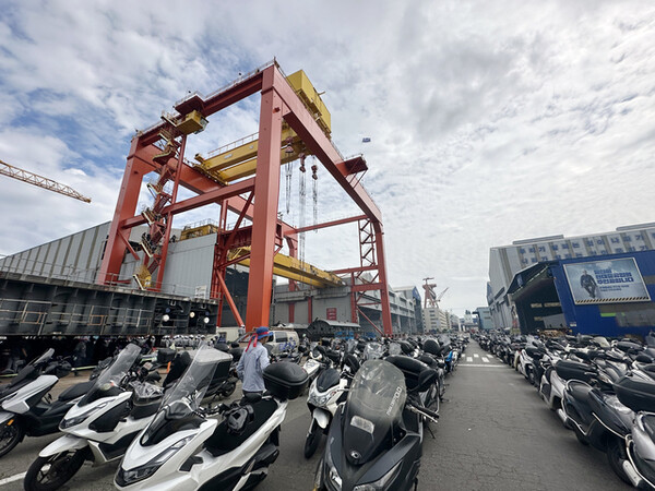 백호선 노조지부장이 지난 10일 울산 조선소 내 크레인에서 고공농성을 시작했다. 사진=HD현대중공업 노조