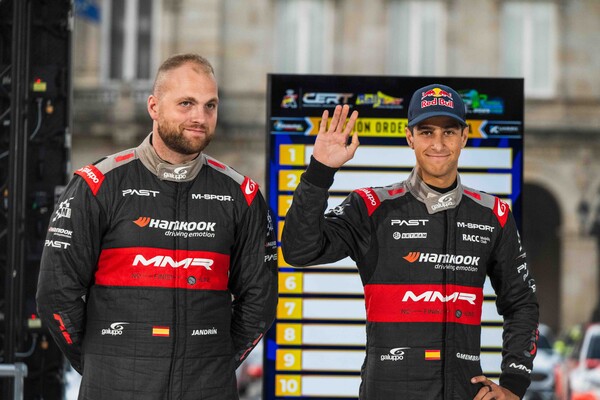 (왼쪽부터) 얀드린 로페즈, 힐 멤브라도 PAST 레이싱팀 선수. 사진=한국타이어앤테크놀로지 제공