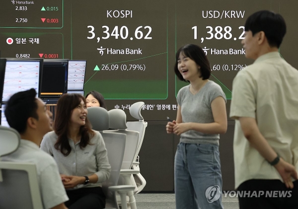 11일 오전 서울 중구 하나은행 딜링룸에서 외환딜러들이 대화하고 있다. 사진=연합뉴스