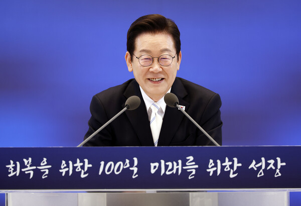 이재명 대통령이 11일 청와대 영빈관에서 '회복을 위한 100일, 미래를 위한 성장'을 주제로 취임 100일 기자회견을 진행 중이다. 사진=연합뉴스 
