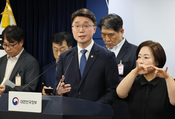 류제명 과학기술정보통신부 제2차관이 10일 서울 종로구 정부서울청사에서 KT 무단 소액결제 침해사고 관련 브리핑을 하고 있다. 사진=연합뉴스