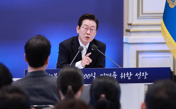 이재명 대통령이 11일 청와대 영빈관에서  '회복을 위한 100일, 미래를 위한 성장'을 슬로건으로 열린 취임 100일 기자회견에서 취재진 질문에 답하고 있다. 사진=연합뉴스 