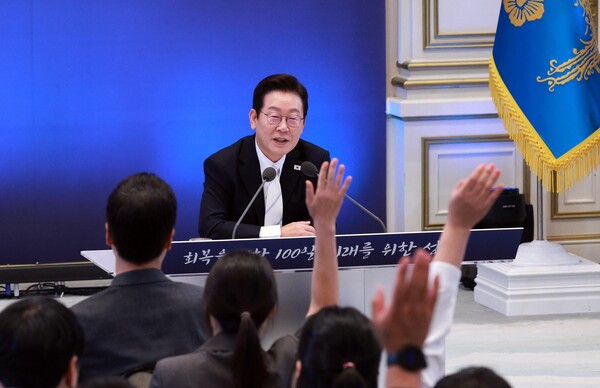 이재명 대통령이 11일 청와대 영빈관에서 열린 취임 100일 기자회견'에서 취재진 질문을 받고 있다. 사진=연합뉴스 