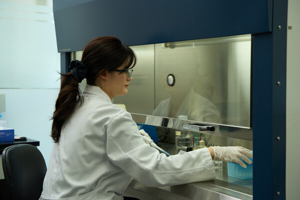 LG전자 물과학연구소에서 연구원이 실험을 진행하고 있다. 사진=LG전자 제공