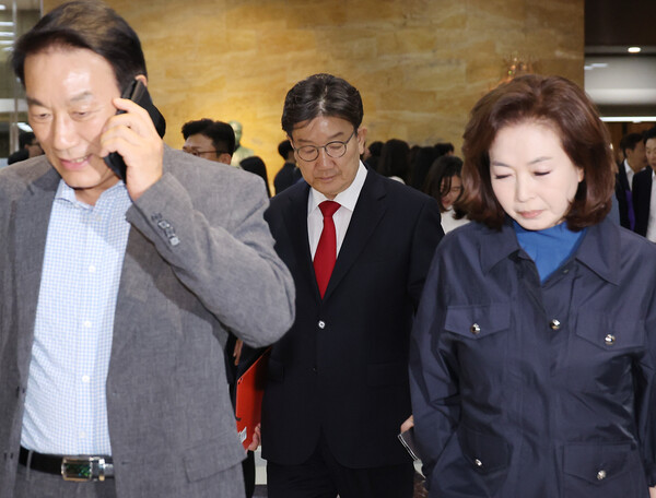 권성동 국민의힘 의원 등이 11일 국회 본회의장에 입장하고 있다. 사진=연합뉴스 .