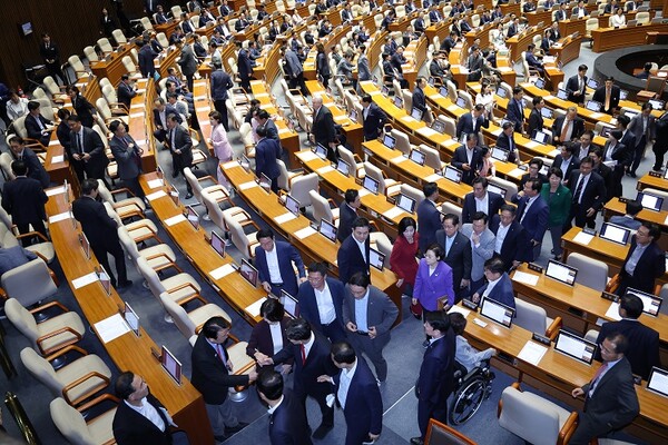국민의힘 의원들이 11일 불법 정치자금 수수 혐의를 받는 국민의힘 권성동 의원의 체포동의안 표결을 앞두고 집단 퇴장하고 있다. 사진=연합뉴스  