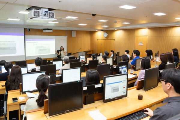 유안타증권 임직원들이 11일 서울 여의도 금융투자협회 금융투자교육원에서 인공지능(AI) 실무교육 '에이아이빌리티 아카데미' 강의를 수강하고 있다. 사진=유안타증권