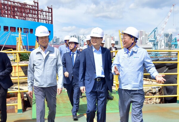 HD현대중공업 울산조선소를 방문한 조현 외교부 장관(가운데)이 HD현대 조석 부회장(오른쪽)과 이상균 사장(왼쪽)의 안내를 받아가며 차세대 이지스 구축함 건조 현장을 둘러보고 있다. 사진=HD현대