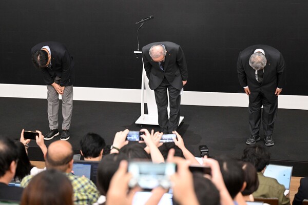 김영섭 KT 사장이 11일 서울 종로구 KT 광화문빌딩 웨스트 사옥에서 소액결제 피해와 관련해 고개 숙여 사과하고 있다. 사진=연합뉴스