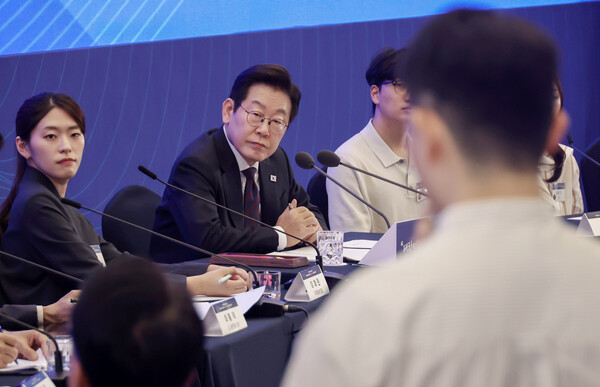 지난 10일 열린 국민성장펀드 보고대회에서 이재명 대통령이 참석자 발언을 듣고 있다. 사진=연합뉴스