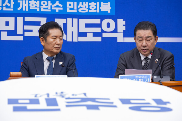 정청래 더불어민주당 대표가 지난 12일 국회에서 열린 최고위원회의에 참석해 김병기 원내대표 발언 모습을 청취하고 있다. 사진=연합뉴스