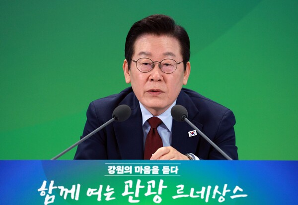 이재명 대통령이 12일 강원도 춘천시 강원창작개발센터에서 열린 지역 토론회 '강원의 마음을 듣다' 타운홀 미팅에서 접경 지역의 희생과 불이익에 대한 국가적 보상을 약속했다. 사진=연합뉴스 