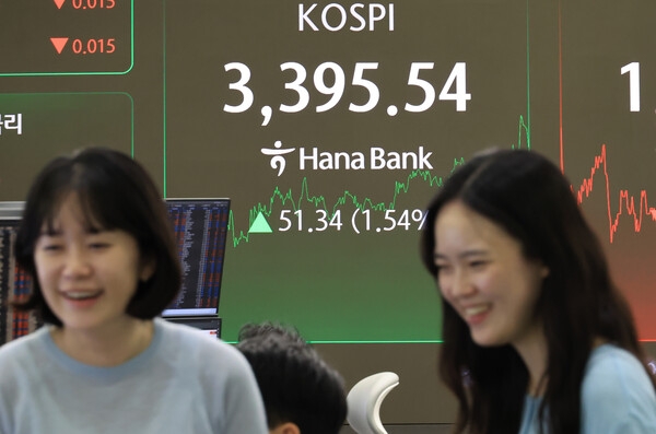 12일 서울 중구 하나은행 본점에서 직원들이 증시와 환율을 모니터 하고 있다. 사진=연합뉴스