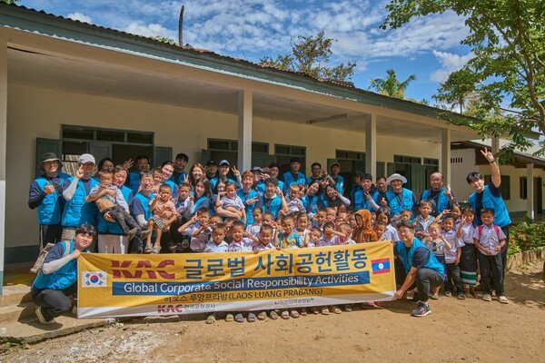 라오스 루앙프라방 고아학교에서 한국공항공사 봉사단과 아동들이 환송식 기념촬영을 하는 모습. 사진=한국공항공사 제공