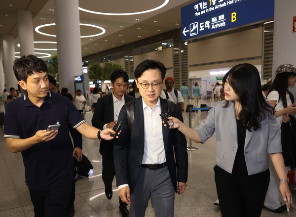 미국 현지에서 한미 관세협상 관련 후속 협의를 한 김정관 산업통상자원부 장관이 14일 오전 영종도 인천국제공항을 통해 귀국하고 있다. 사진=연합뉴스