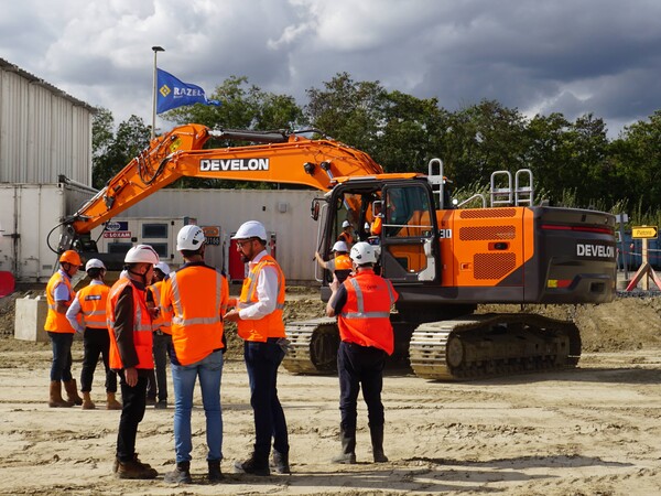HD현대인프라코어는 지난 8일(현지시간)부터 11일까지 나흘간 프랑스 콩피에뉴에서 현지 건설사를 대상으로 디벨론(DEVELON) 신형 굴착기의 현장 실증 및 스마트 안전 기술 시연을 진행했다. 사진=HD현대인프라코어