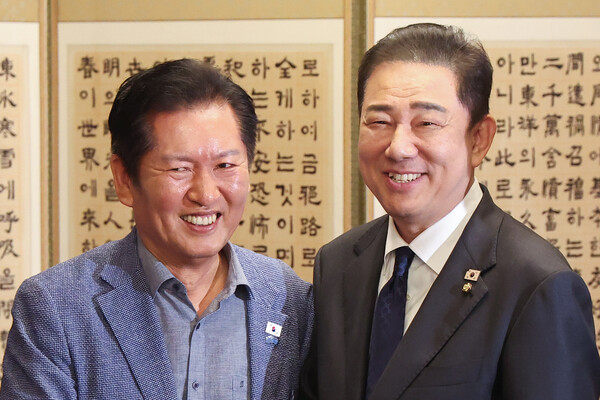 14일 서울 종로구 총리 공관에서 열린 당·정·대고위급 만찬회동에서 만나 환하게 웃으며, 인사하고 있는 정청래 더불어민주당 대표와 김병기 원내대표. 사진=연합뉴스  