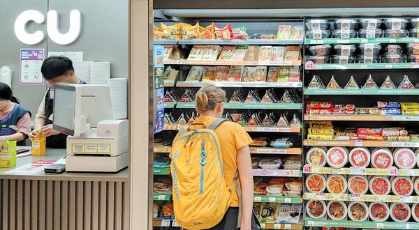 CU 명동역점에 방문한 외국인 관광객. 사진=BGF리테일 제공