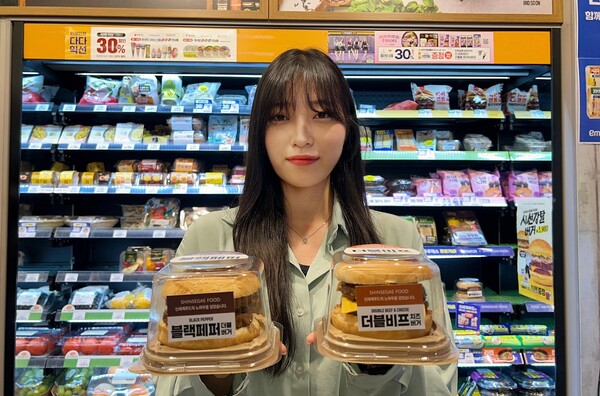 이마트24가 신세계푸드와 손잡고 제조 역량과 노하우를 담은 프리미엄버거 2종을 선보인다. 사진=이마트24 제공