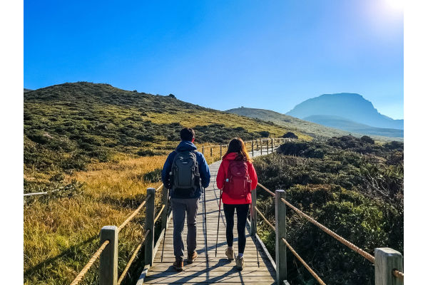 한라산 등반을 하는 남녀. 사진=한화호텔앤리조트 제공