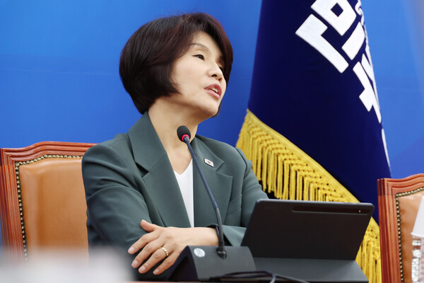 한정애 더불어민주당 정책위의장이 지난 14일 서울 여의도 국회에서 주요 현안 관련 기자간담회를 갖고 있다. 사진=연합뉴스  