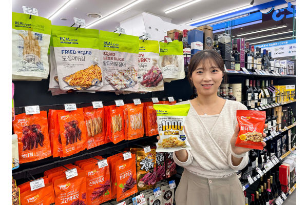 GS25가 초저가 PB상품인 ‘리얼프라이스’ 스낵 2종과 ‘유어스’ 견과안주 3종을 선보인다. 사진=GS리테일 제공