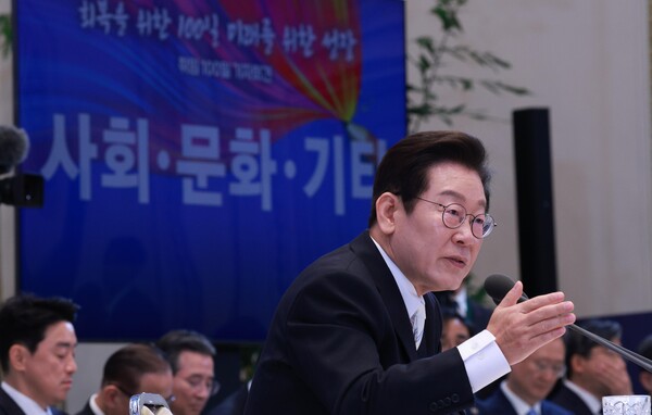 이재명 정부가 핵심 경제정책으로 내세운 ‘생산적 금융’ 확대에 속도를 내고 있다. 금융지주사들이 당국에 실적 계획안을 제출하고 150조원 규모 국민성장펀드 참여 방안을 마련하는 한편, 규제 개선과 인센티브 확대도 논의 중이다. 사진은 이재명 대통령이 지난 11일 청와대 영빈관에서 열린 취임 100일 기자회견에서 발언하는 모습. 사진=연합뉴스 