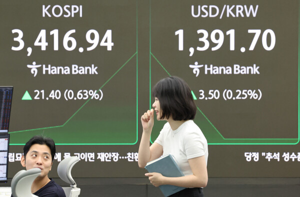 15일 서울 중구 하나은행 본점 딜링룸에서 직원들이 업무를 보고 있다. 사진=연합뉴스